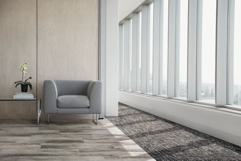 Interface Textured Woodgrains LVT and WW890 carpet tile in Lobby Setting with chair and table número de imagen 7