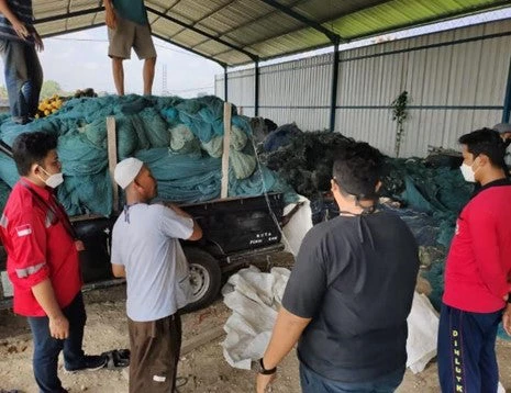 Figure 2: Waste gear collectors in Pekalongan collect used seine nets. Photo credit: Tontro Hadiwibowo, Ministry of Marine Affairs and Fisheries.